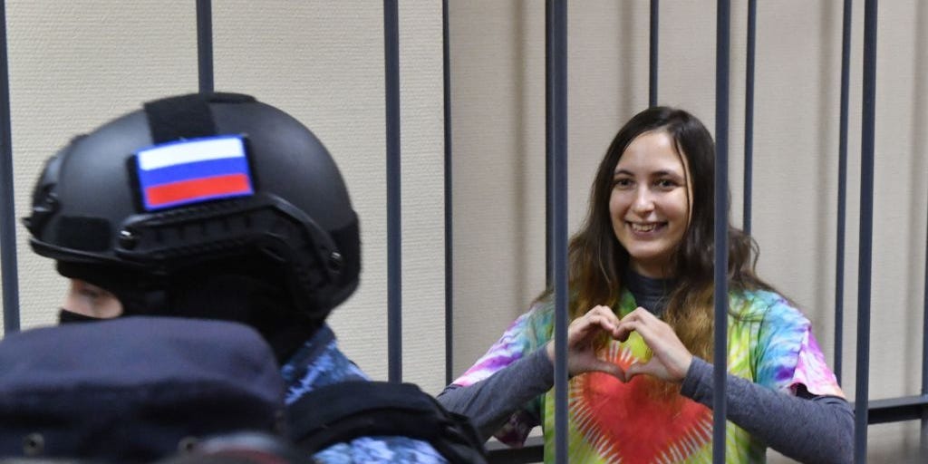 "Russian Police Overwhelmed as Citizens Turn into Informants: Report"