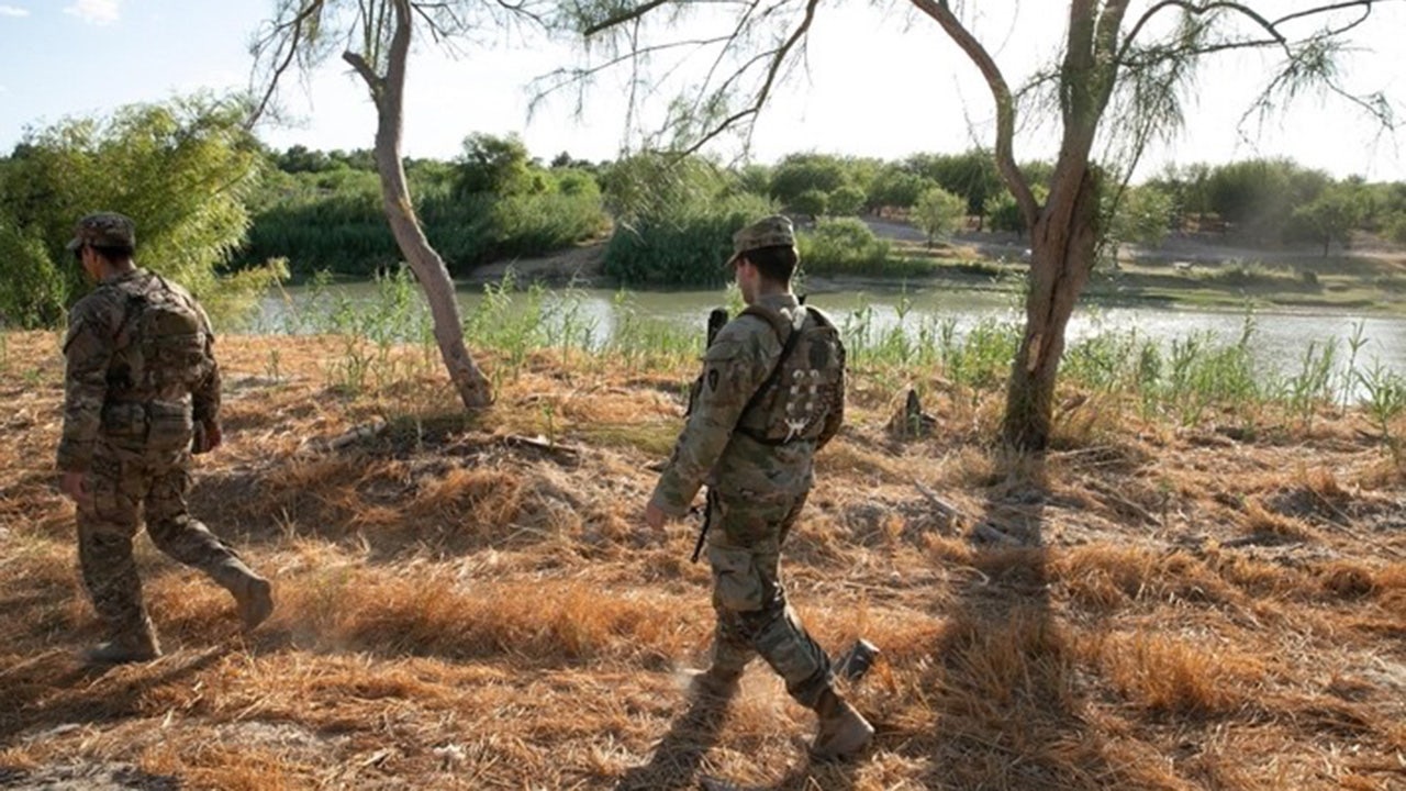"Texas Border Tensions: Calls for Federal Control as Supreme Court Intervenes"