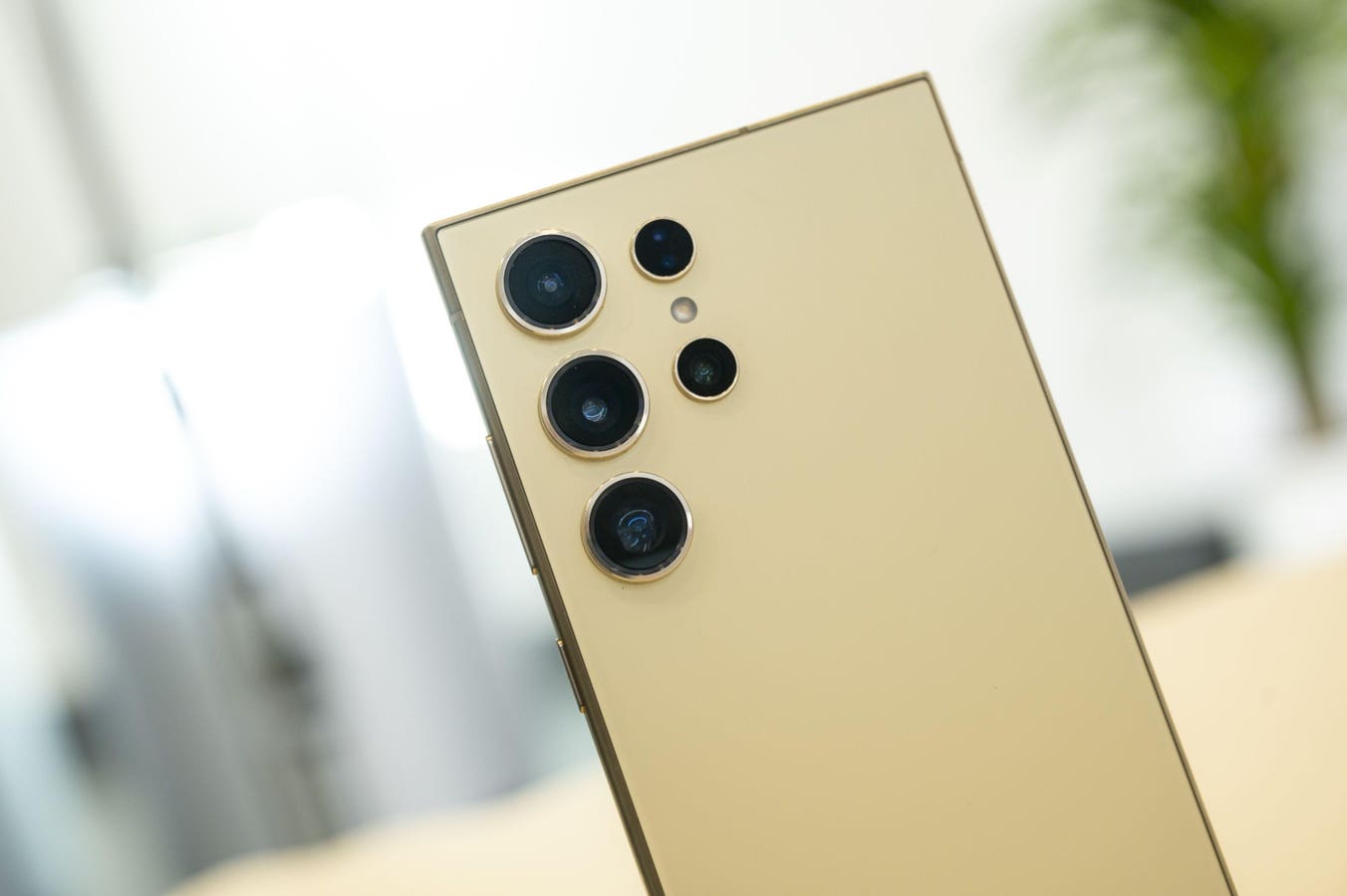 Featured image for "Samsung Galaxy S24 Faces Mounting Display Problems: Latest Leak Unveils New Fix"