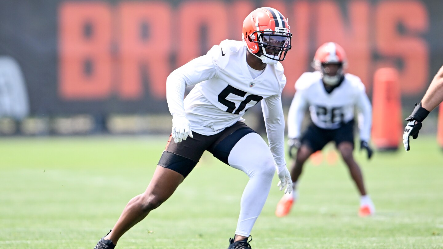 Browns LB Jacob Phillips sidelined for season with torn pectoral