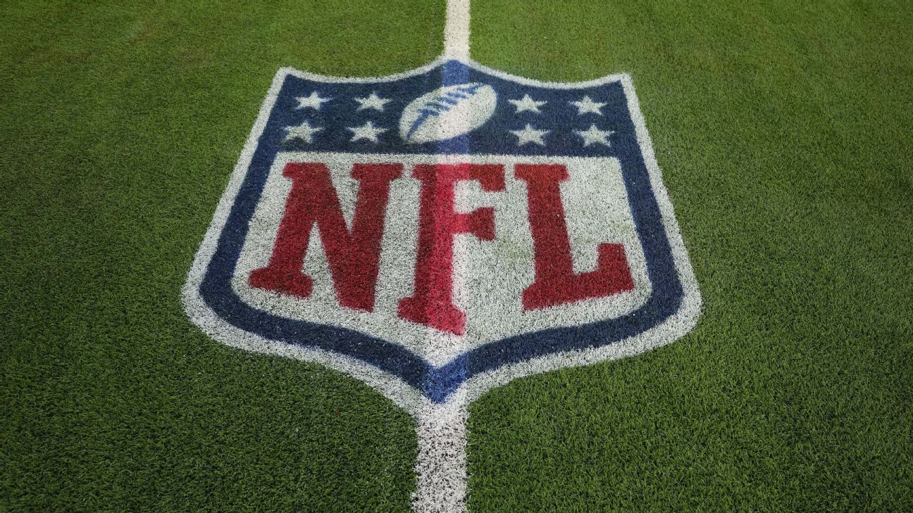 "Former Pro Bowl Quarterback Norm Snead Dies at 84"