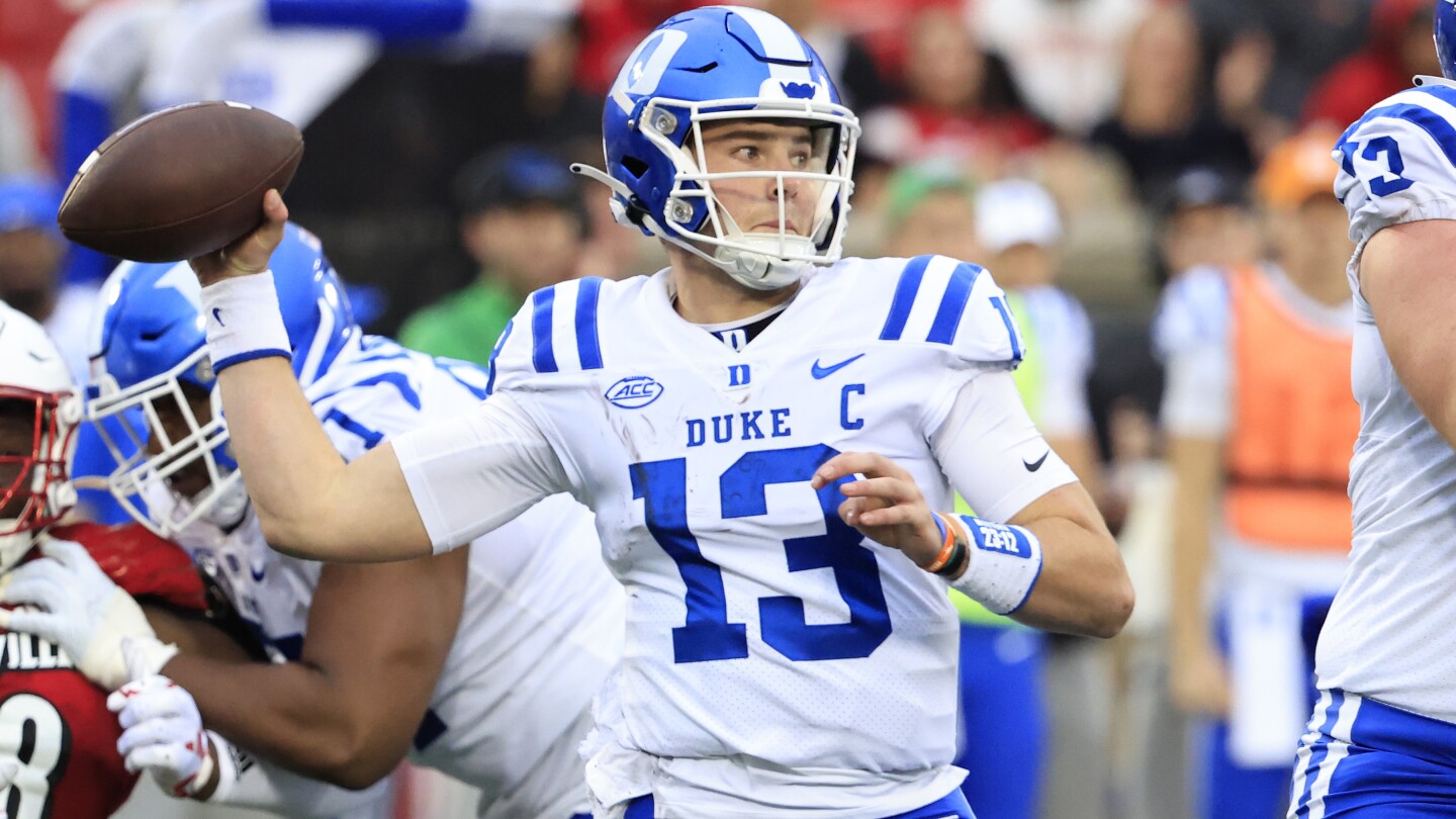 Featured image for Notre Dame Secures Duke Transfer QB Riley Leonard, Bolstering Quarterback Lineup