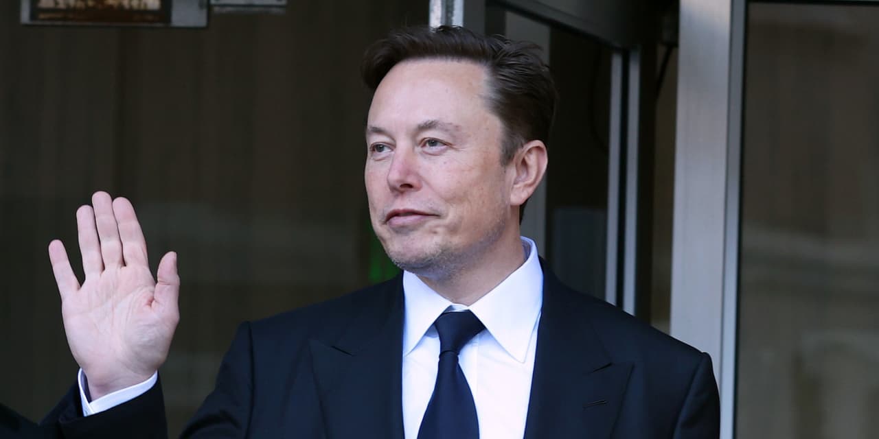 Elon Musk and Bill Ackman call for Fed to cut rates amid banking crisis.