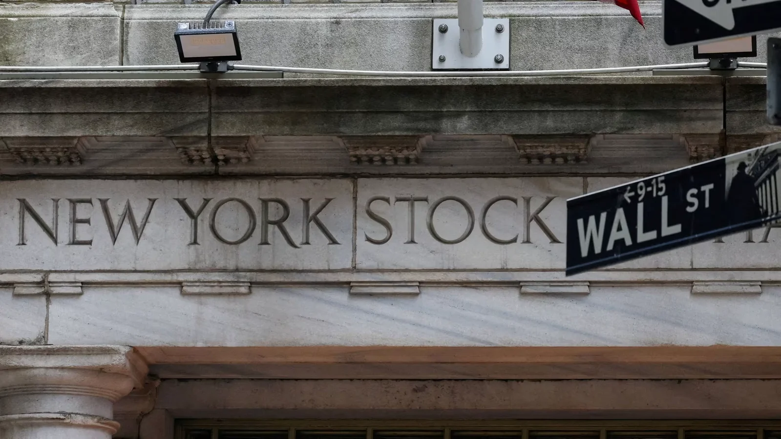 US Stocks Decline Amid Tech and Labor Market Concerns