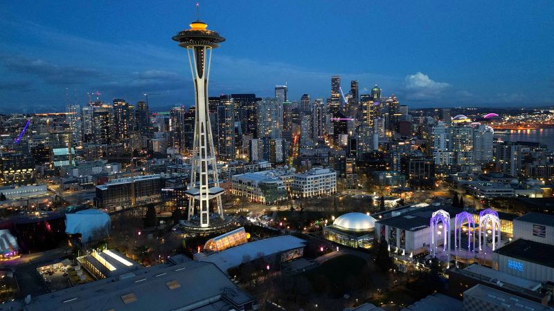 Featured image for Seattle man with gun arrested near Space Needle on New Year’s Eve
