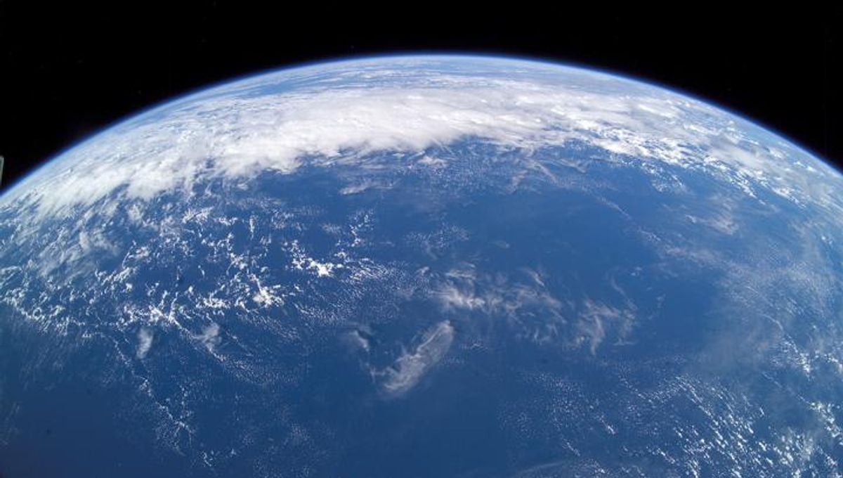 Featured image for "Pacific Plate's Core Tear Redefines Geophysical Theories"