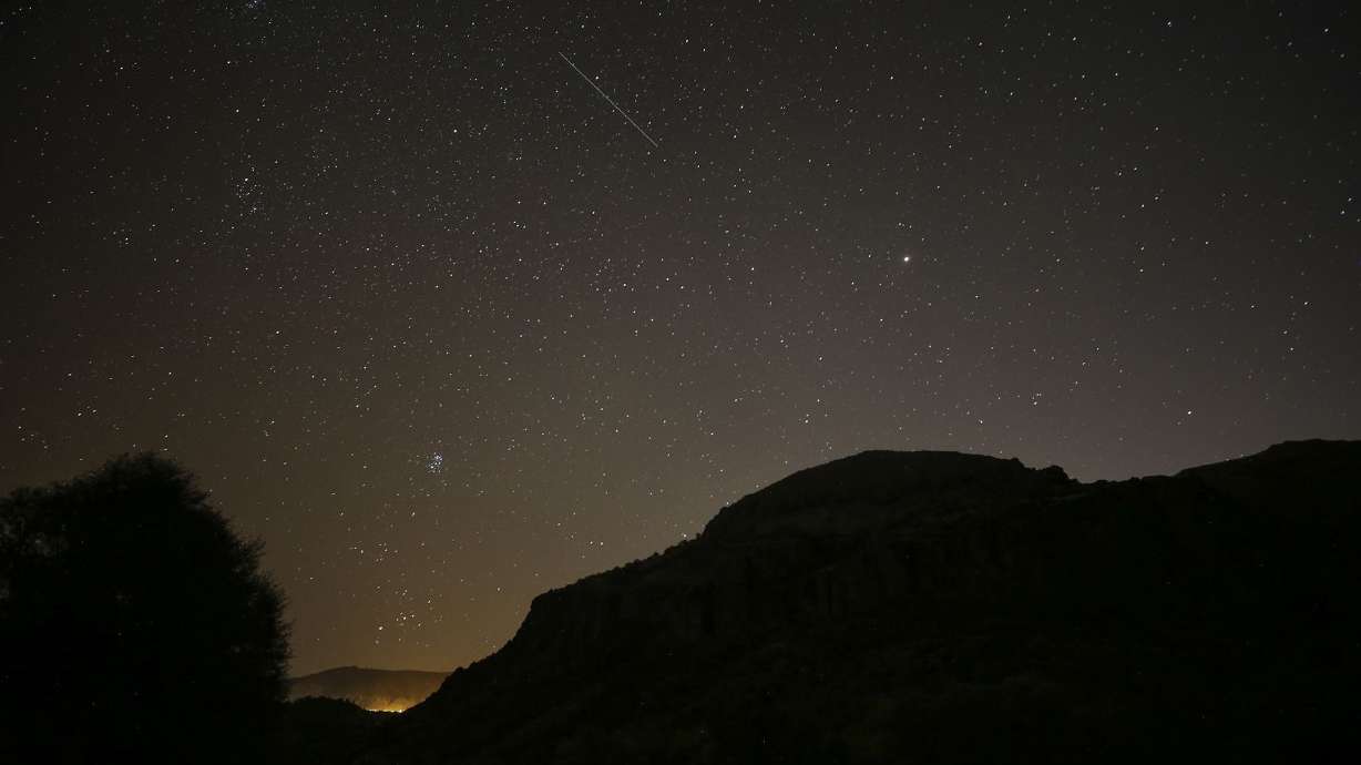 Featured image for Celestial Show: Full Moon and Leonids Meteor Shower This Weekend