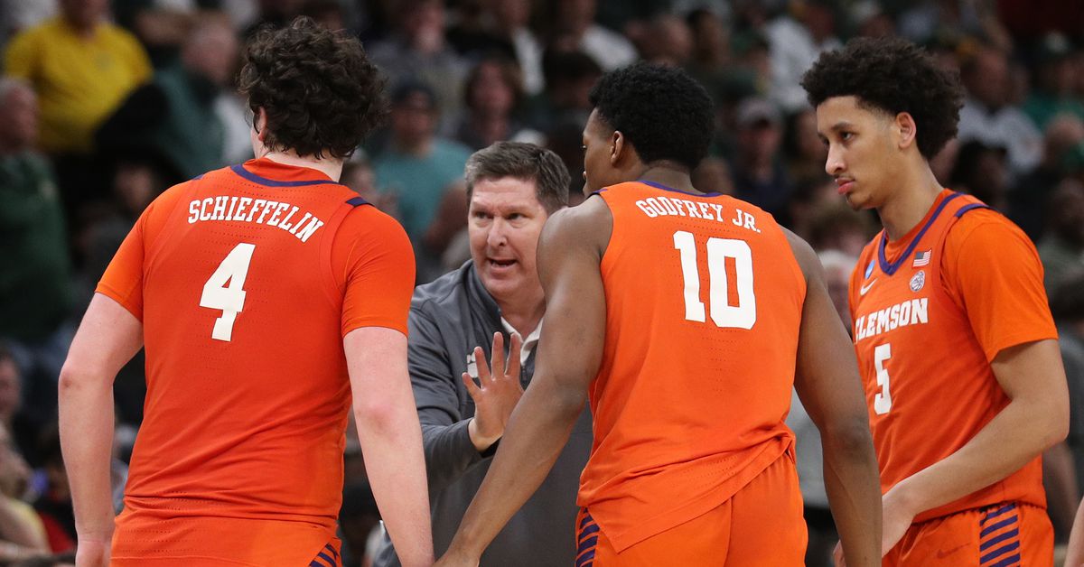 "Expert Predicts UConn as Betting Favorite in NCAA Tournament Matchup"