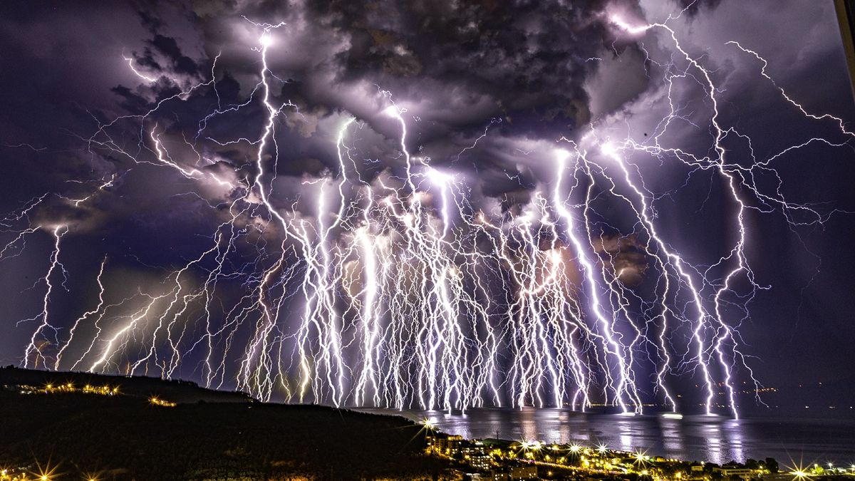 Featured image for "Stunning Time-Lapse of 100 Lightning Bolts Over Turkey"
