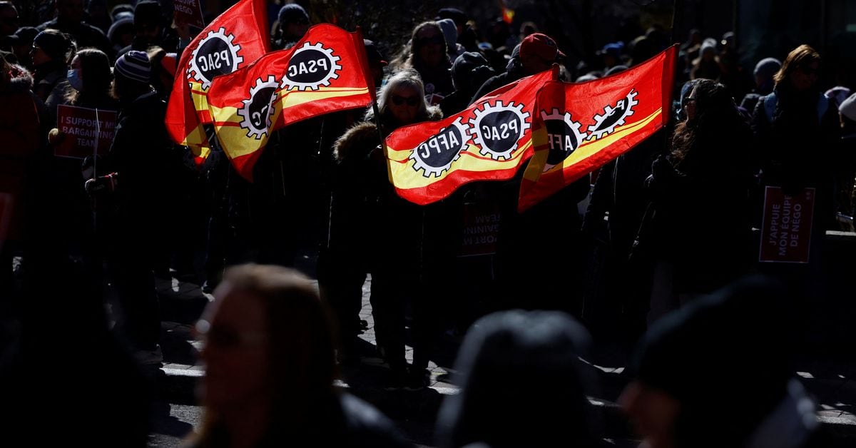 Canada's Striking Federal Workers Demand Swift Contract Resolution from Trudeau