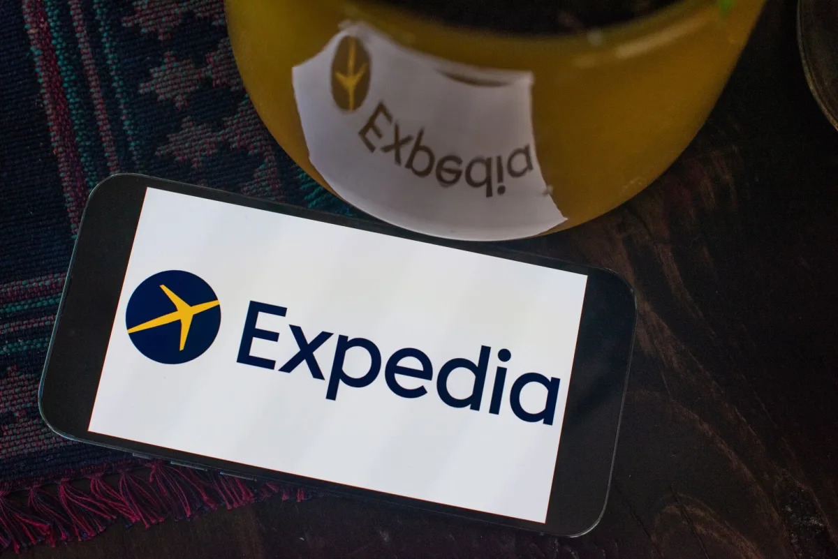 Featured image for Expedia's Stock Plummets as CEO Resigns and Holiday Bookings Fall