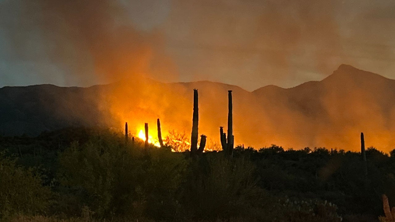 Featured image for Arizona Wildfire Forces Evacuations, Destroys Homes in Kearny