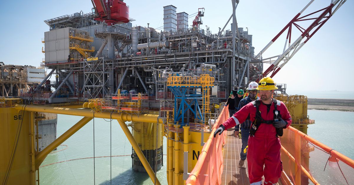 Featured image for "US Surpasses All-Time Oil Production Record Despite Biden Administration's Opposition"