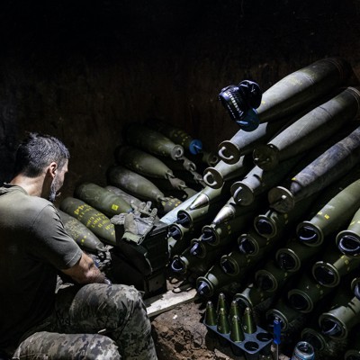 "Ukraine's Artillery Supply Declines Amid Israel-Hamas War"