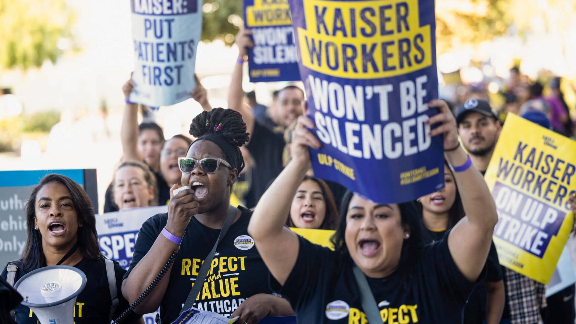 "Kaiser Permanente Strikes: Biden Applauds Labor Agreement, UAW Expands, and Oregon/Washington Workers Continue"