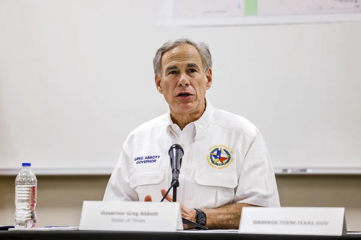 Texas Governor Sends Migrants on Chartered Flight to Chicago, Escalating Border Fight