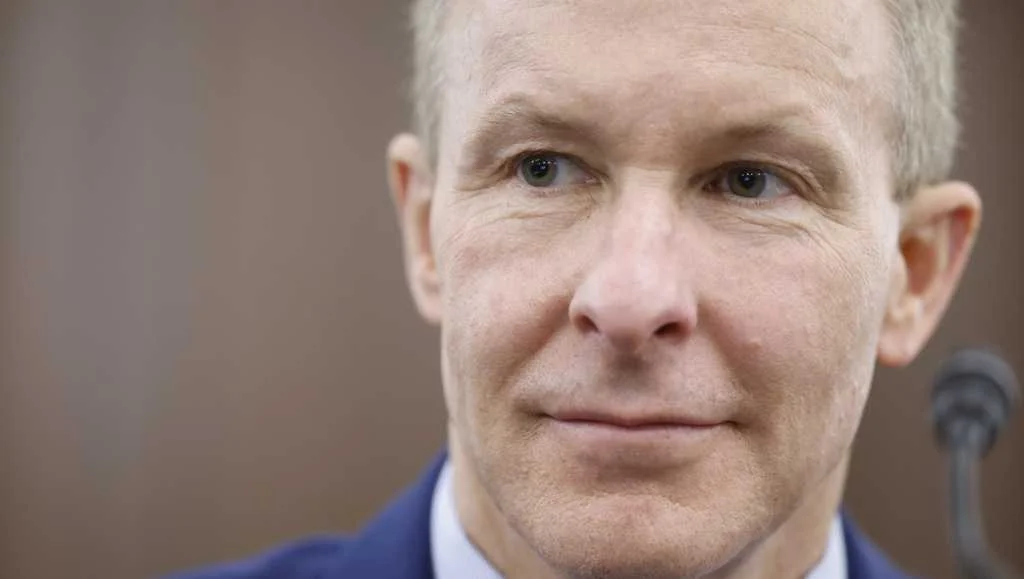 United Airlines CEO's Private Jet Controversy Amidst Flight Cancellations and Operational Meltdown