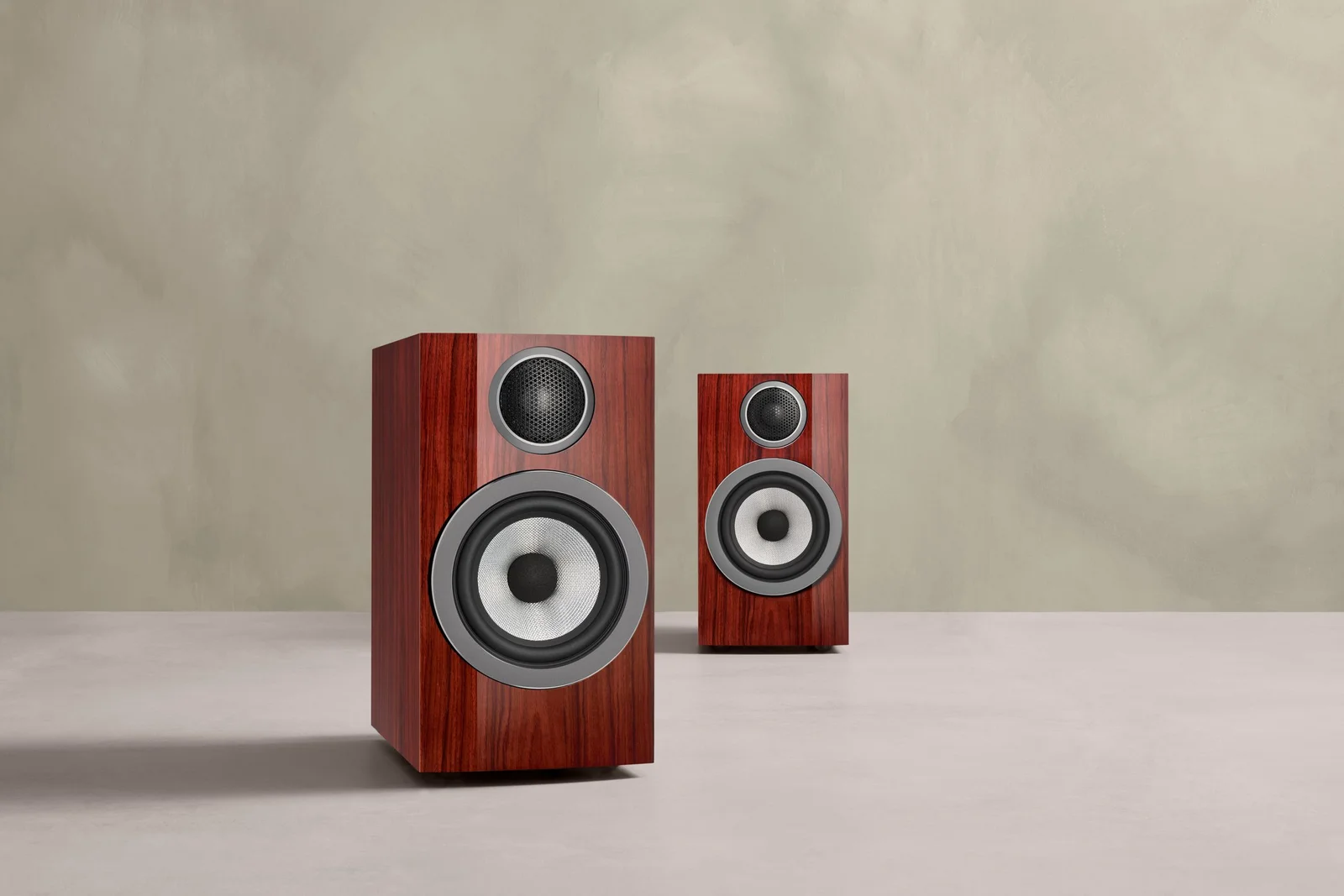 Bowers & Wilkins adds Santos Gloss 707 Prestige Edition bookshelf speaker