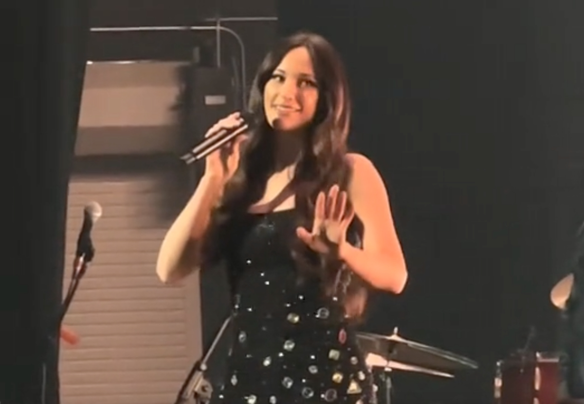 Featured image for Kacey Musgraves Confronts Fan Who Disrupted Tampa Concert