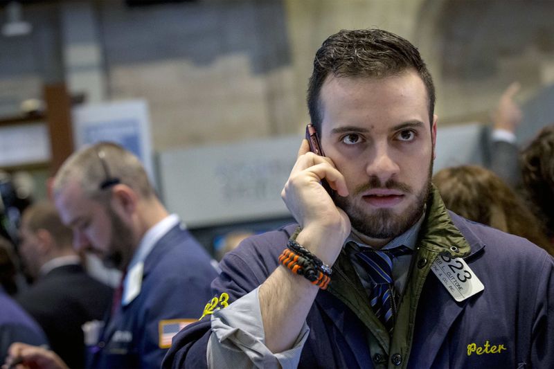 "US Stocks Surge on Fed Rate Cut Hopes and Retail Sales Rebound"