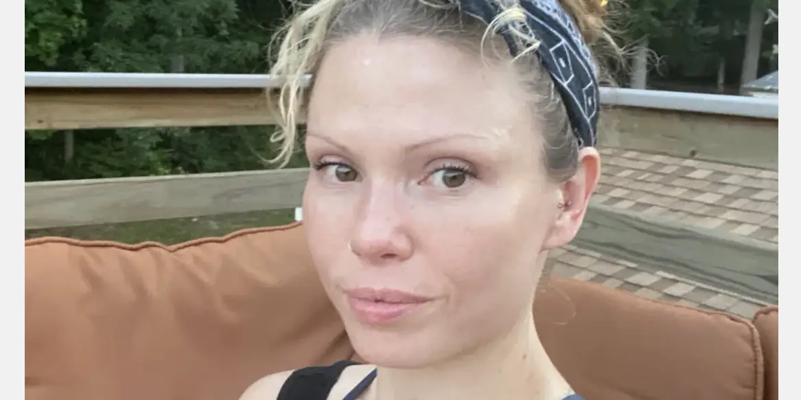 Expert recommends ditching costumes on Hinge and trying Bumble for dating app success.