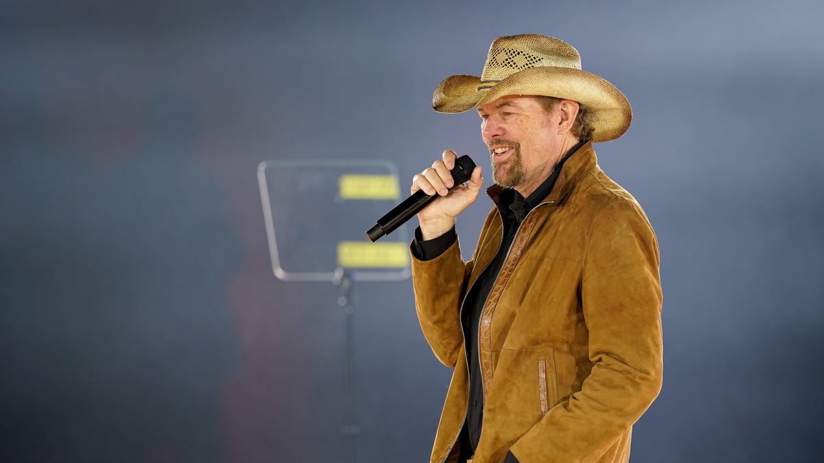 "Toby Keith's Son's Emotional Tribute and OU Basketball's Red Solo Cup Honor"