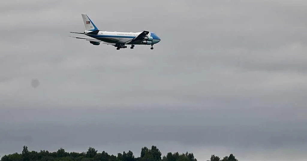 Featured image for Spirit Airlines Flight Nears Air Force One During Trump’s UK Visit