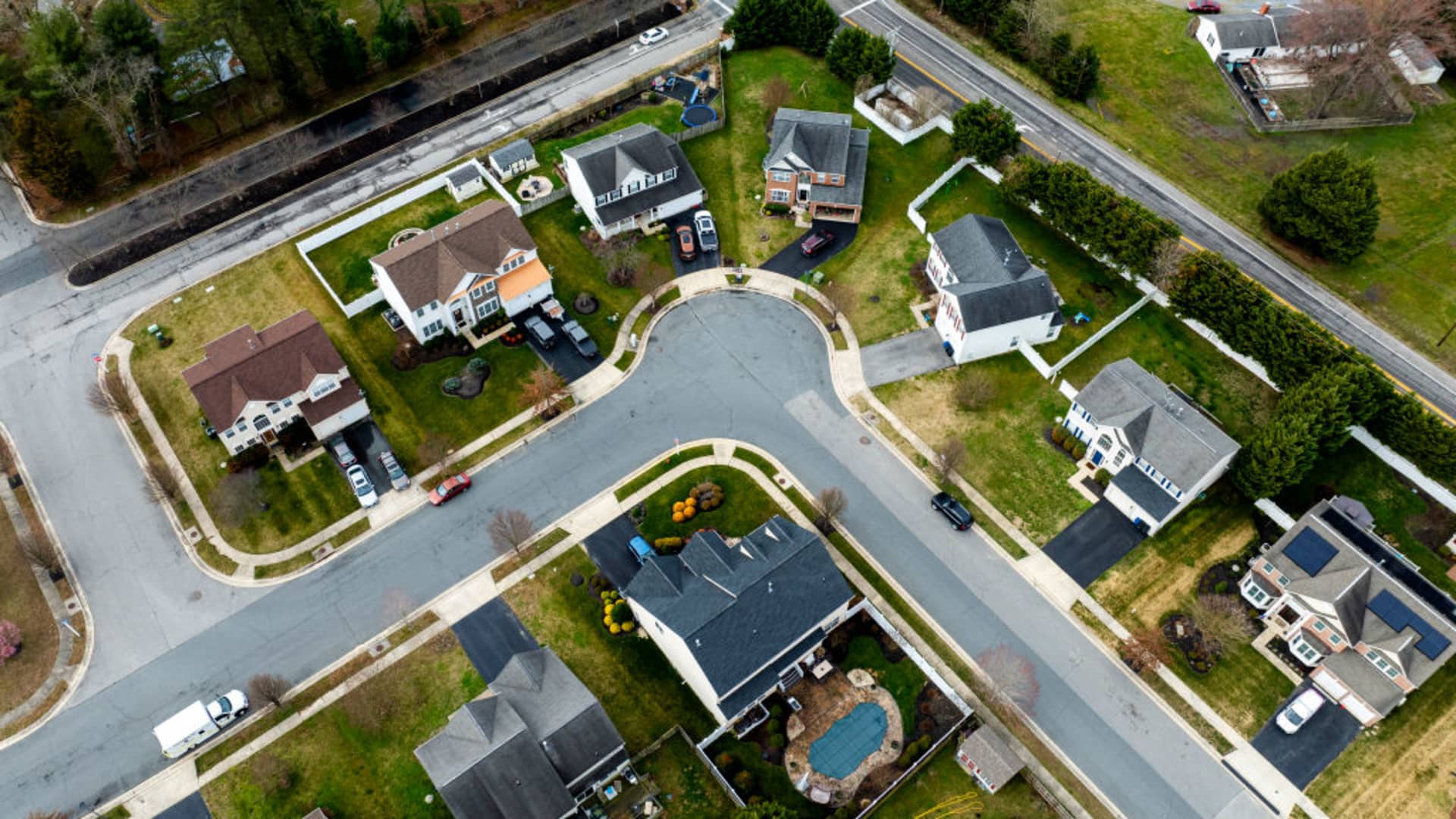 "Surging Demand for Mortgage Refinance Despite Rates Crossing 7%: Experts' Forecasts and Future Expectations"