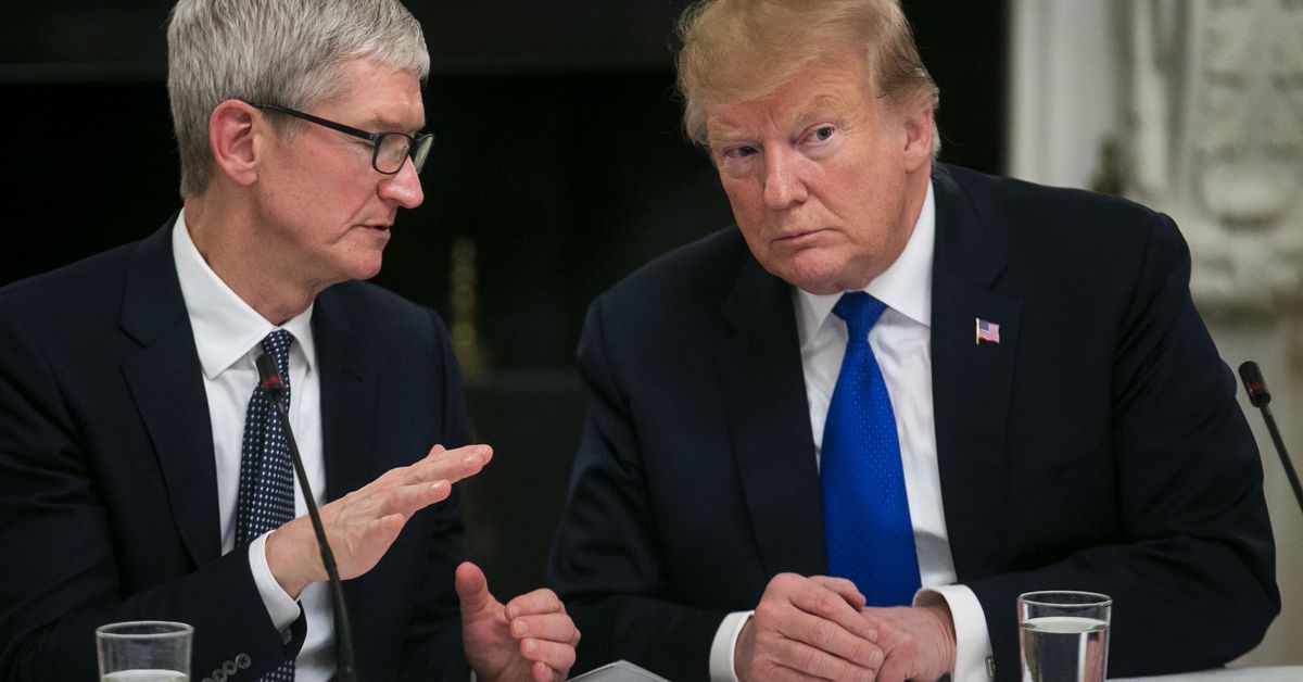 Featured image for Tim Cook Joins Trump for Mar-a-Lago Dinner Amid Tech Outreach