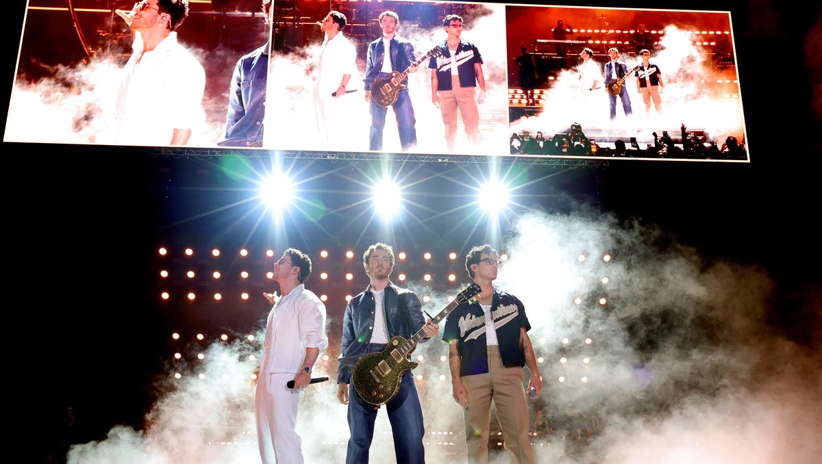 "Unveiling the Energetic Setlist of Jonas Brothers' Electrifying Tour"