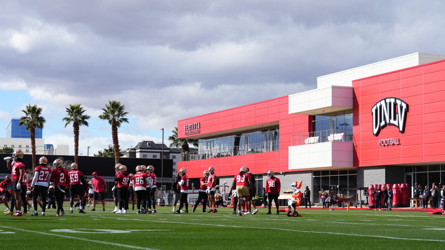 Featured image for "49ers' Coach Shanahan Addresses Concerns Over Super Bowl Practice Field"