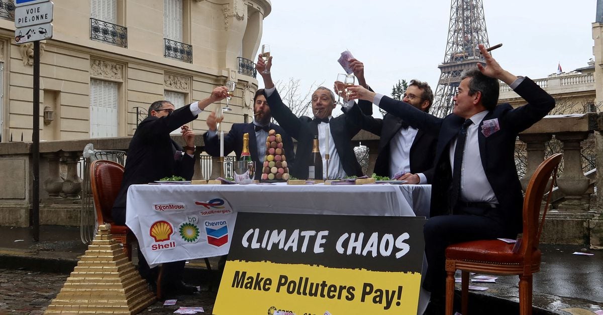 COP28: Fossil Fuels Take Center Stage at Climate Talks
