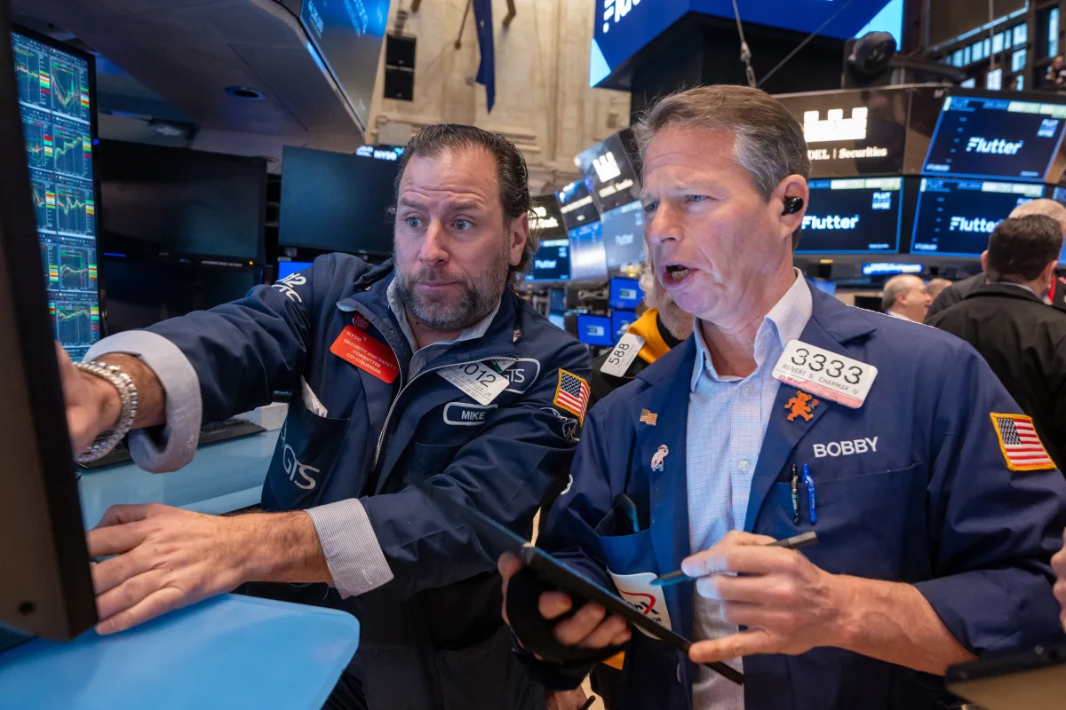 "US Stocks Close Lower as Interest Rates and Earnings Take Center Stage"