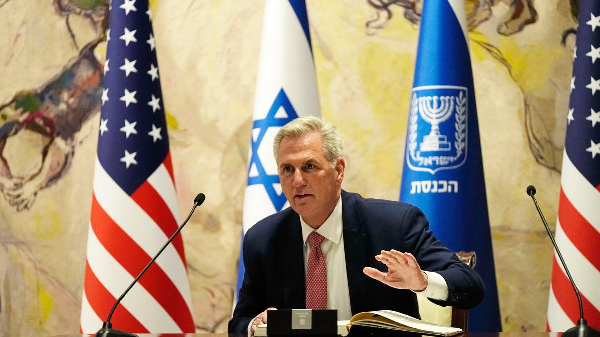 McCarthy stands firm on US aid to Ukraine amidst Russian criticism.