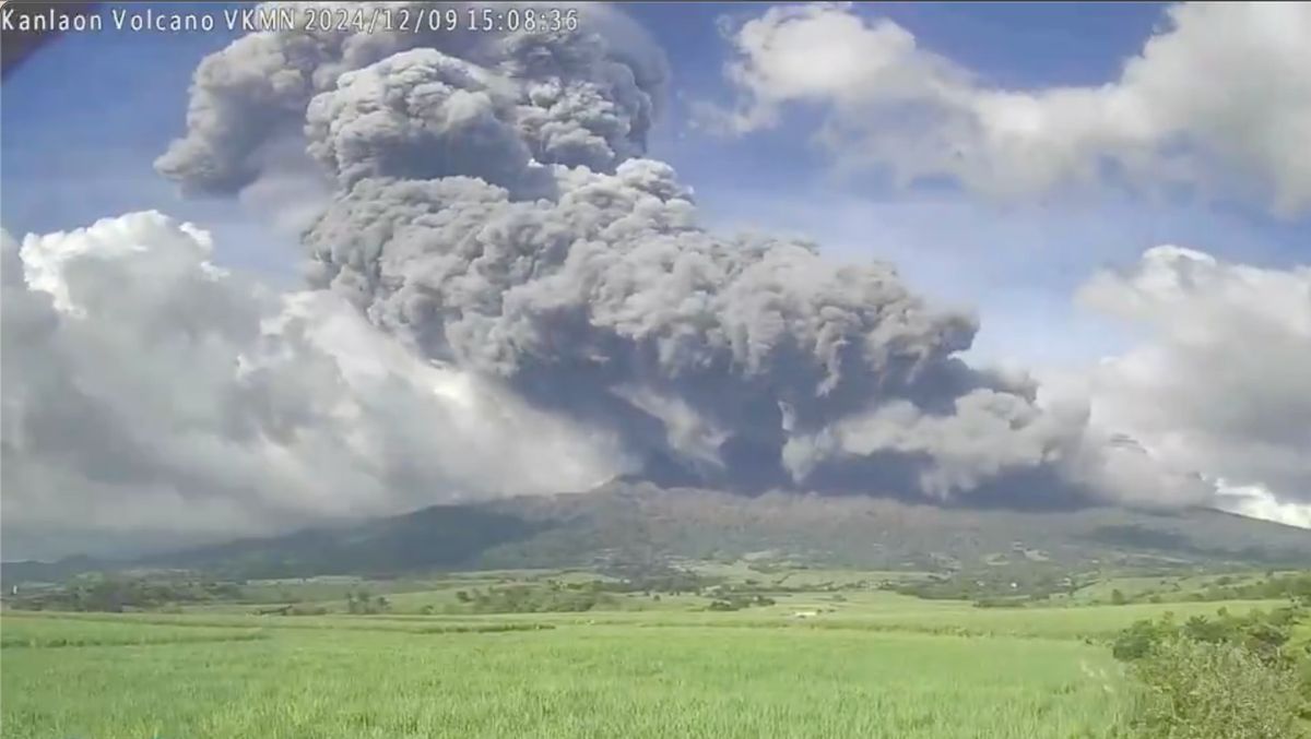 Mass Evacuations as Philippines' Kanlaon Volcano Erupts