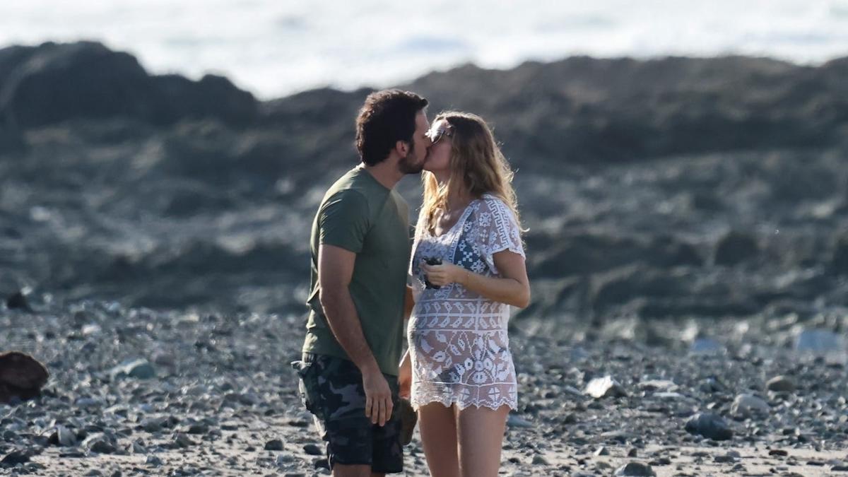 Featured image for Pregnant Gisele Bündchen Enjoys Beach Getaway with Joaquim Valente