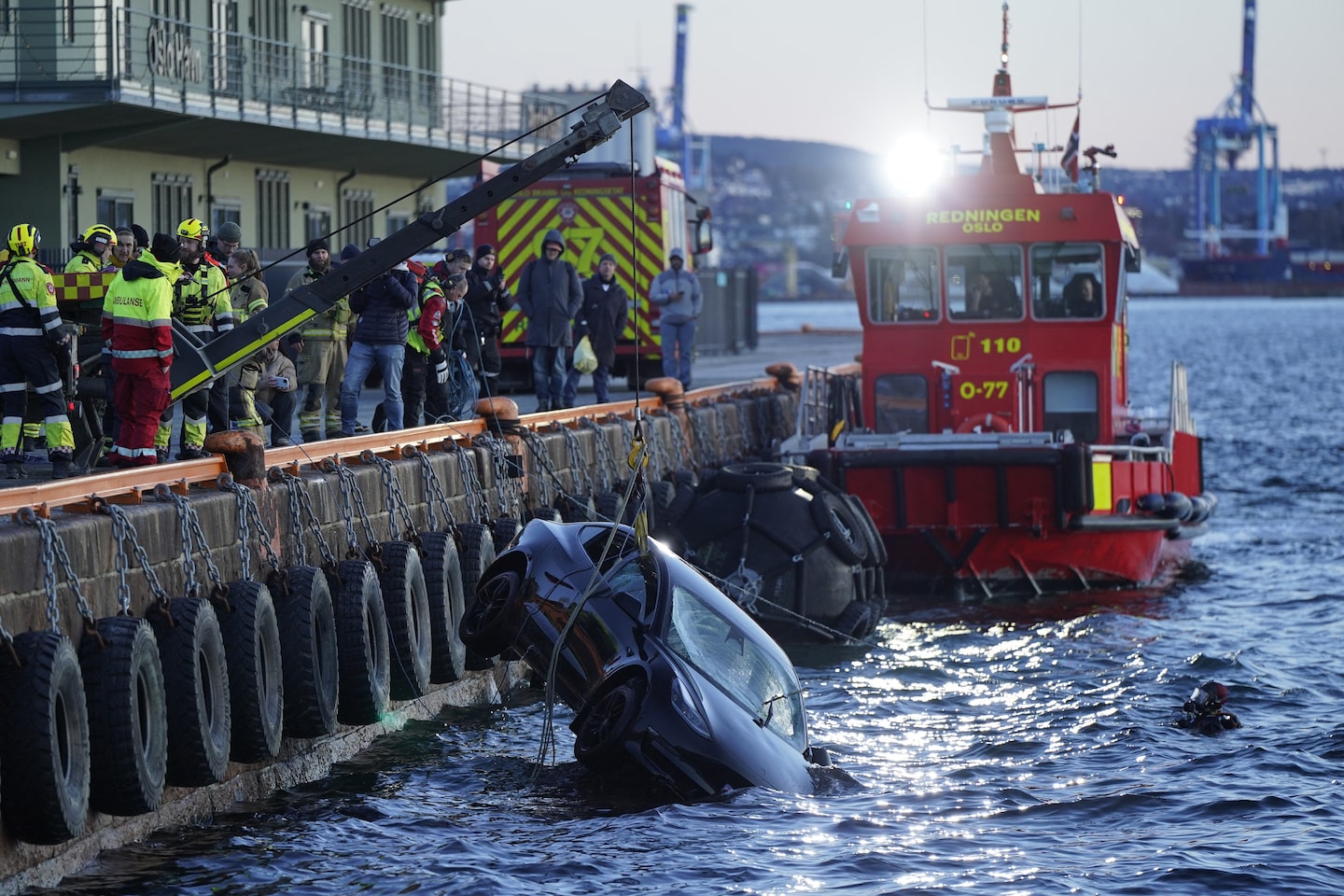 Featured image for "Floating Sauna Rescues Tesla Passengers from Oslo Fjord Crash"