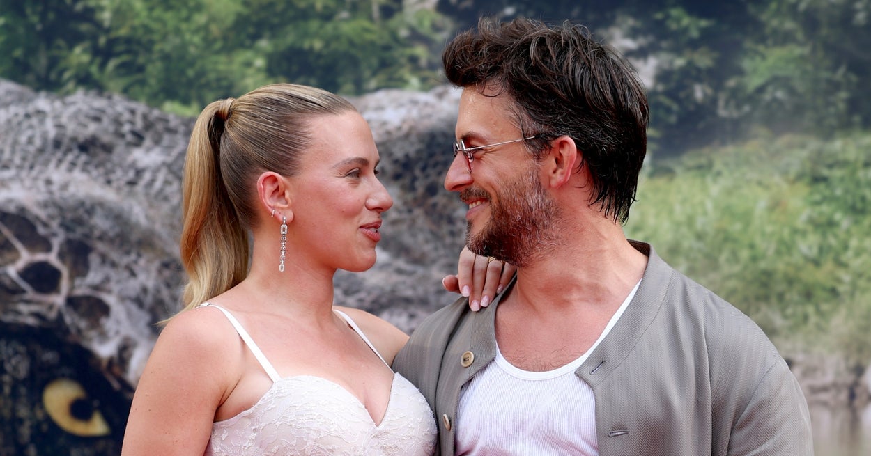 Featured image for Jonathan Bailey and Scarlett Johansson's Playful PDA Sparks Internet Buzz