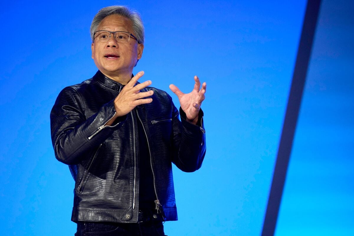 "Nvidia's Huang Surpasses Walmart Heirs in Wealth"