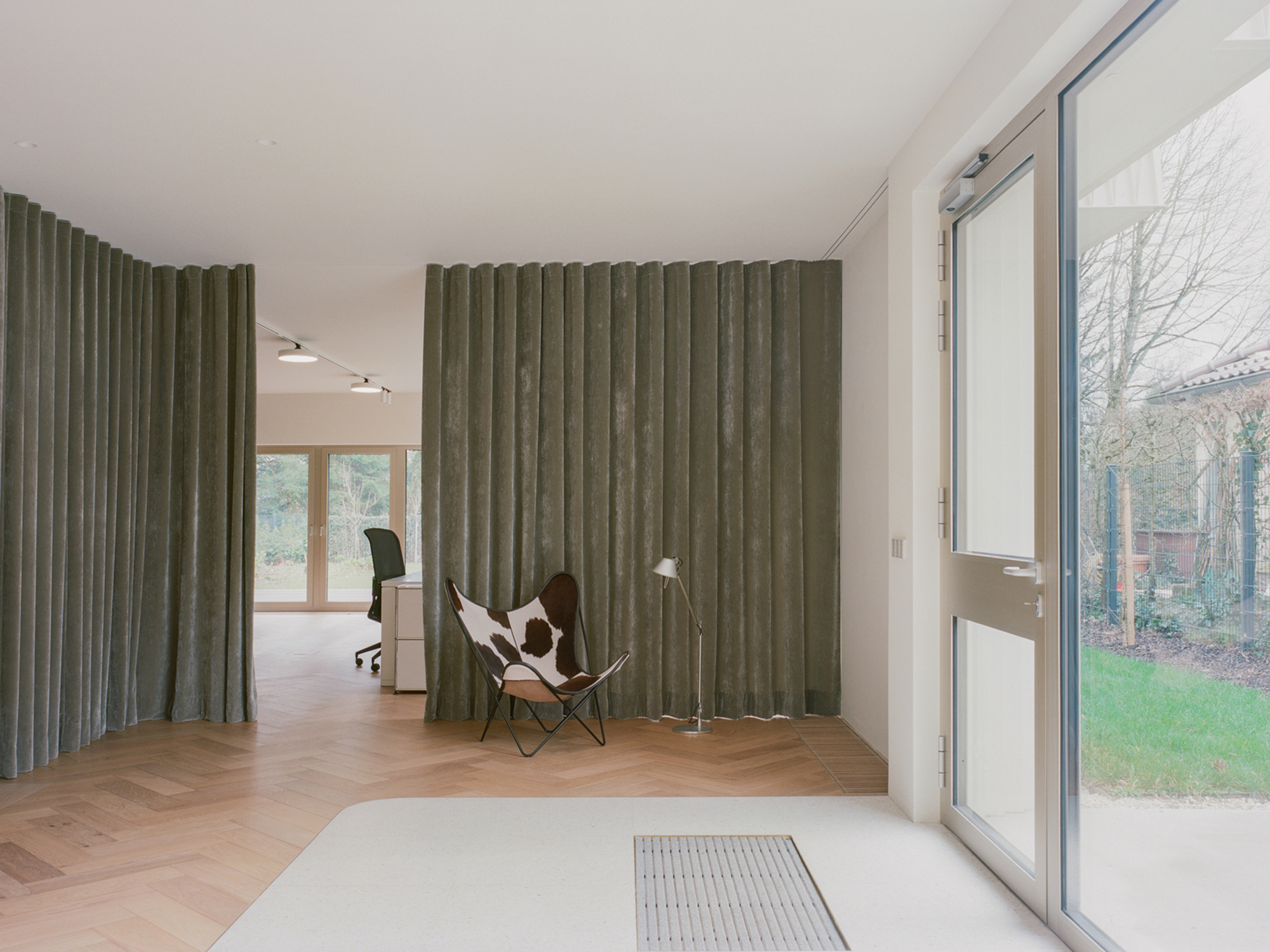 Featured image for "Dagli + Atélier d'Architecture Design Stunning Golf House"