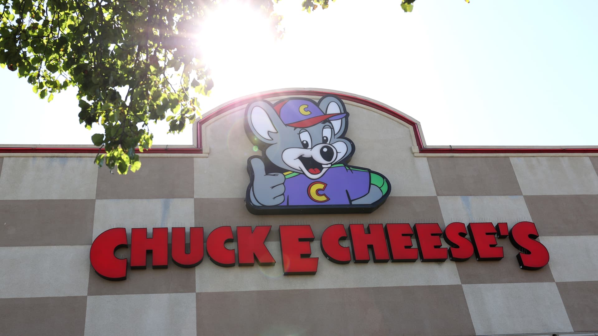 Featured image for Chuck E. Cheese Considers Sale Amidst Industry Challenges