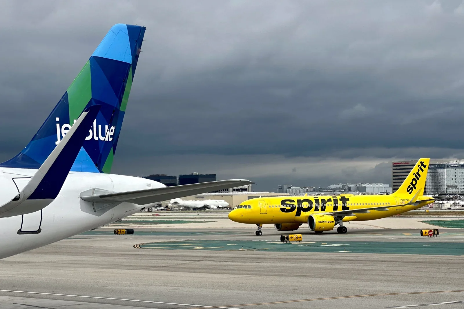 JetBlue offers to surrender LaGuardia slots for Spirit merger approval.