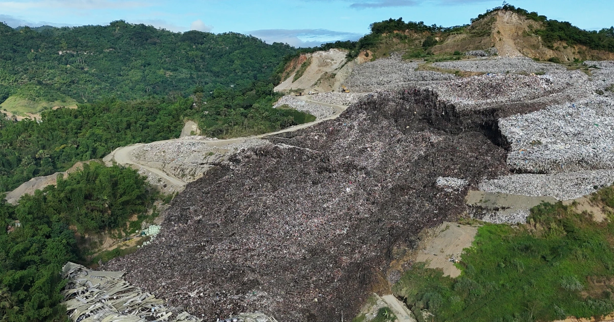 Featured image for Landfill Collapse in Philippines Traps 38, Causes 1 Death