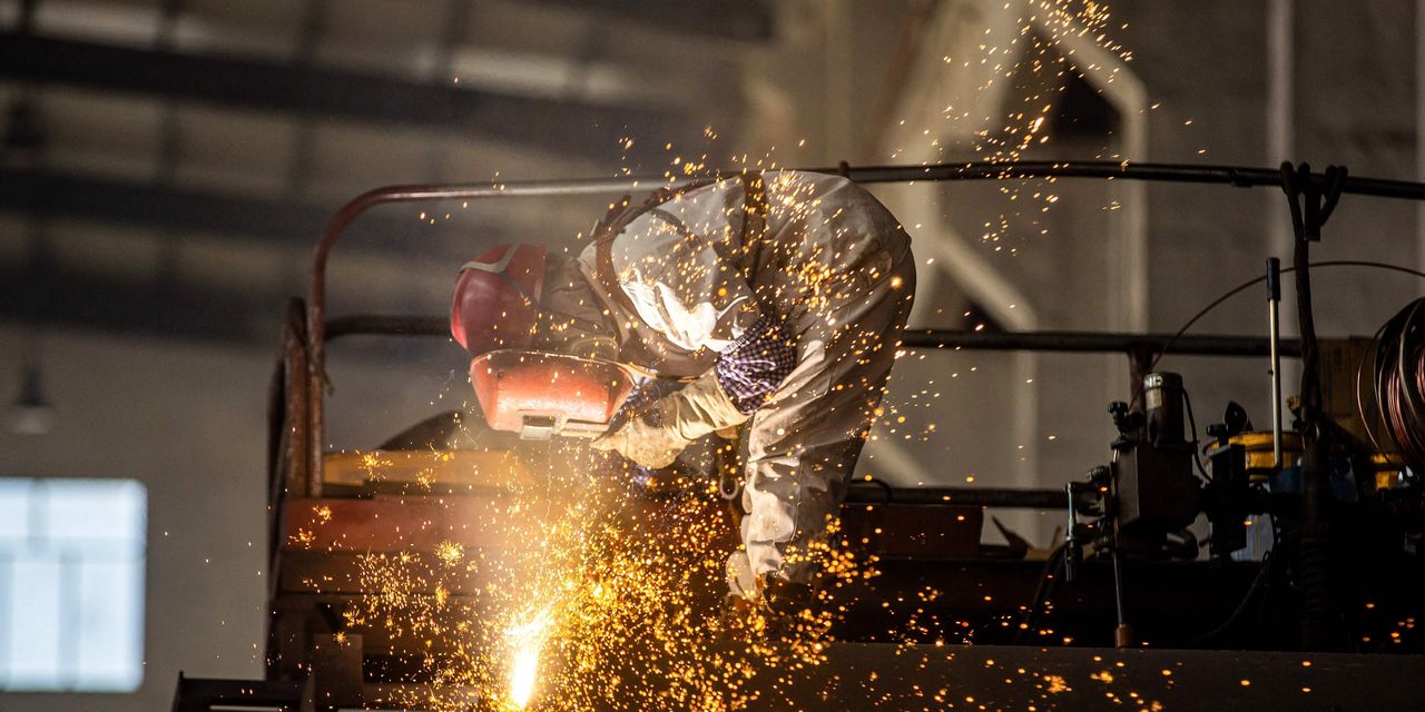U.S. Jobless Claims Plummet to 9-Month Low, Reflecting Strong Economy