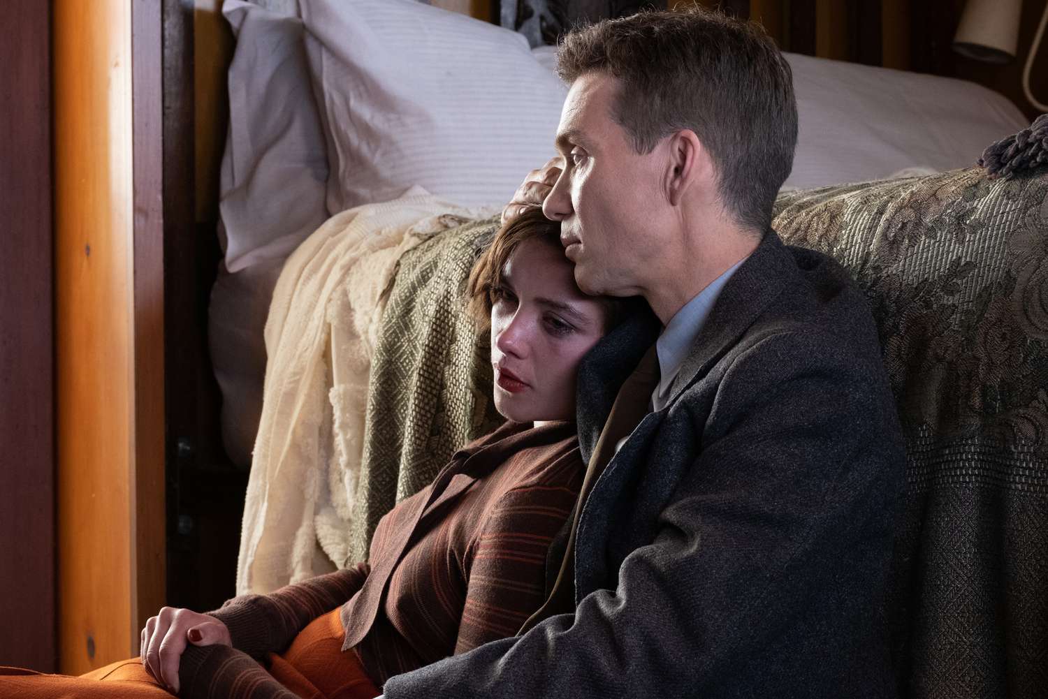 Featured image for "Florence Pugh and Cillian Murphy's Awkward Oppenheimer Sex Scene Mishap"