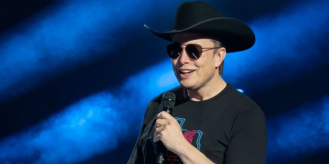 Featured image for Tesla and Texas officials break ground on new lithium refinery to support electric car production.