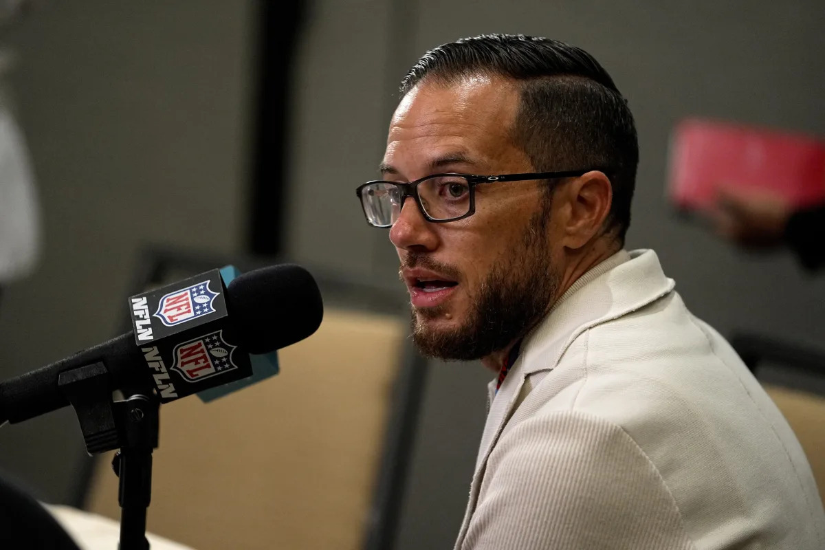 Mike McDaniel's Hilarious Jab at Dan Snyder and the Washington Commanders' Sale
