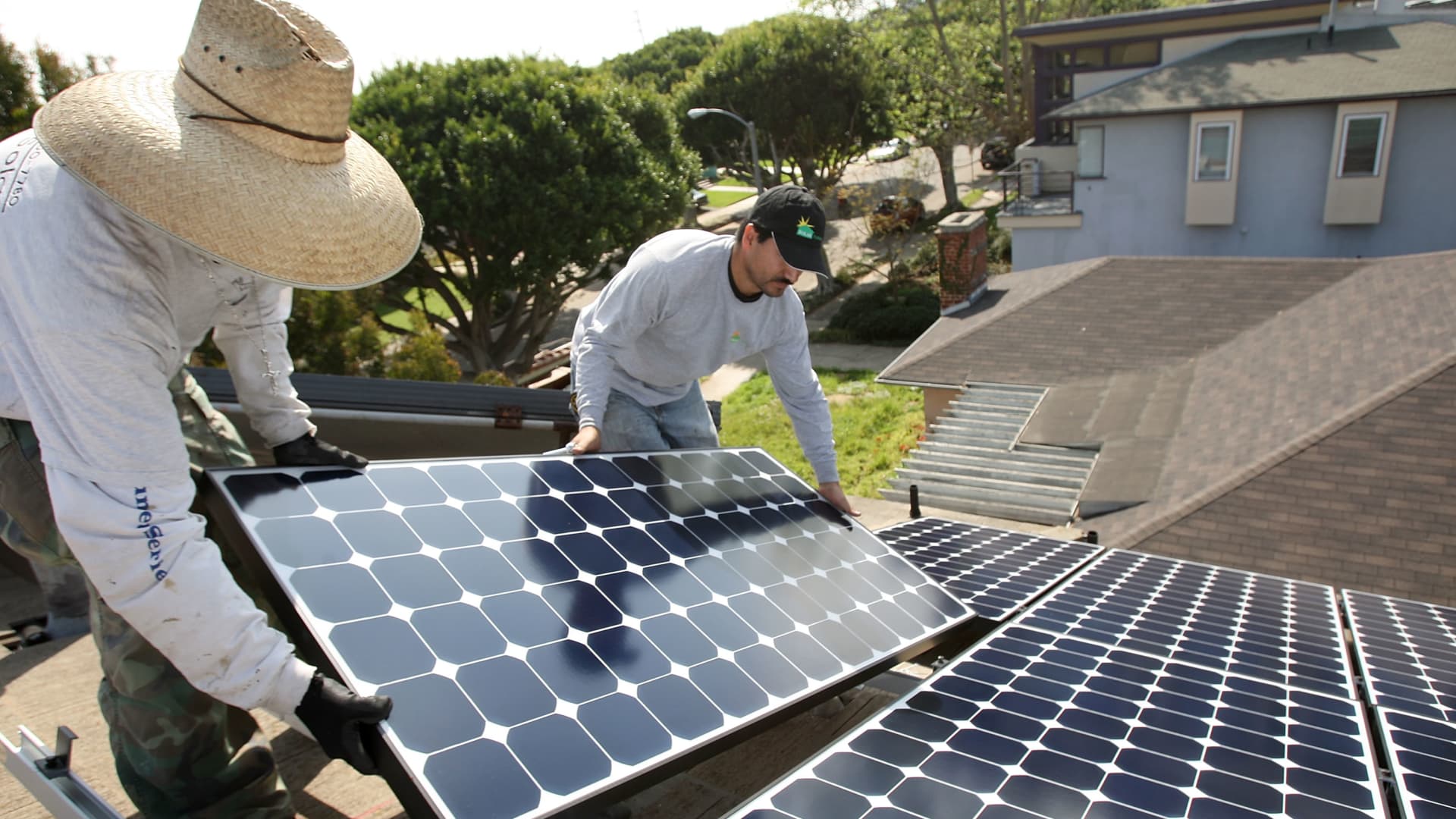 "Goldman Sachs Reveals Top Investment Strategies for Solar and A.I. Growth"