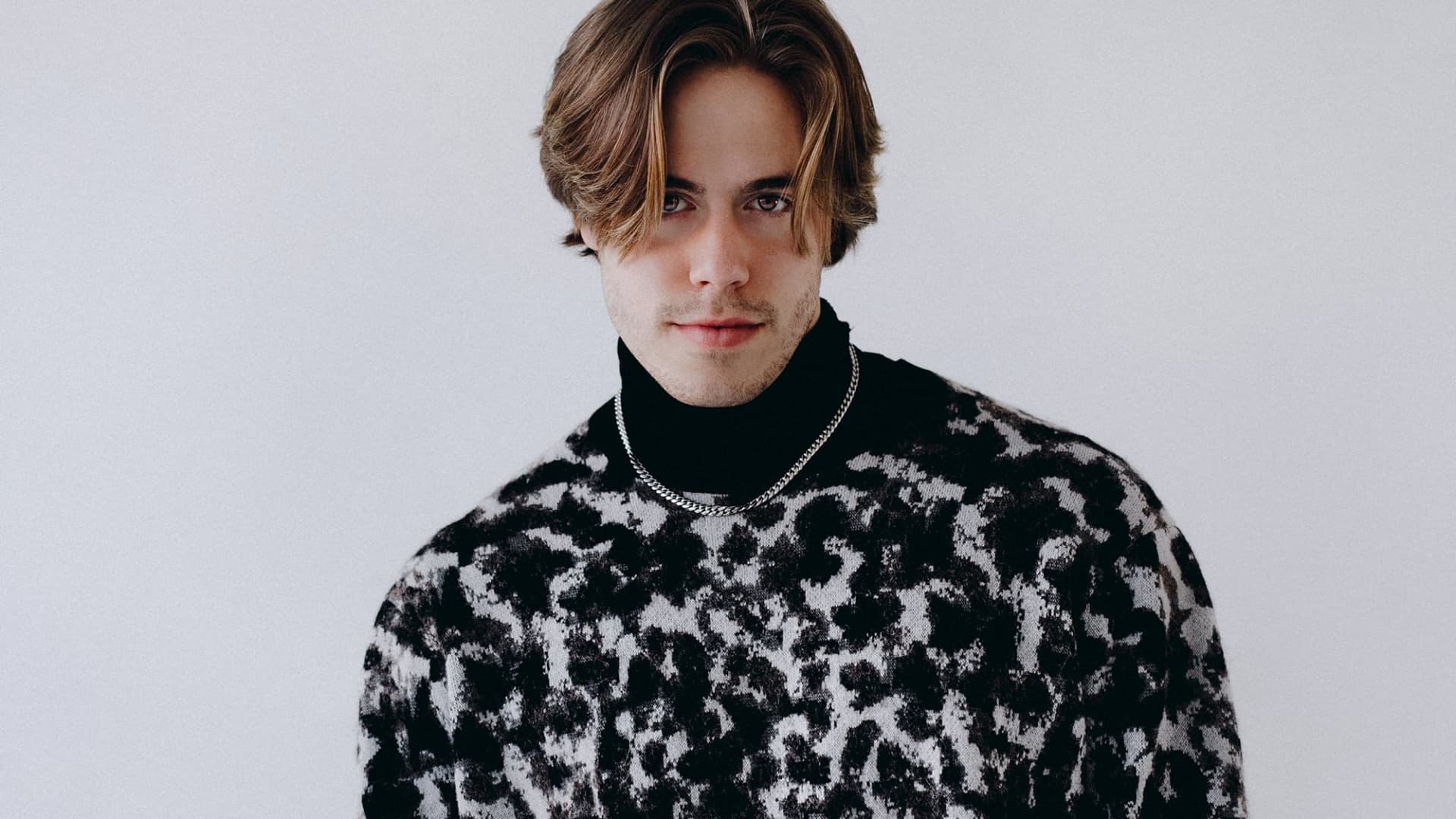 Featured image for "Millennial's Lucrative 2-Minute Side Hustle Rakes in $33,000 Annually with Minimal Investment"