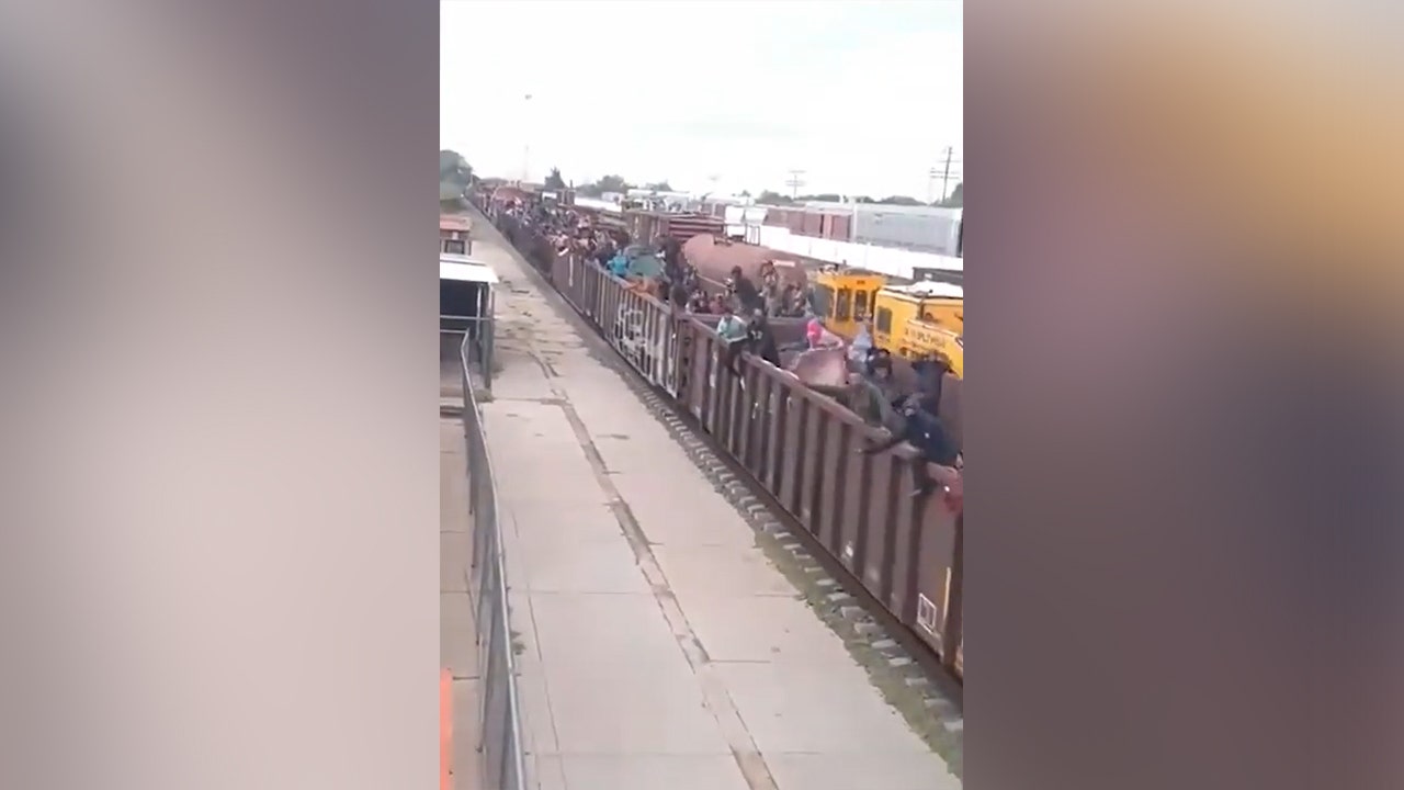Migrant-packed train en route to US-Mexico border captured on video
